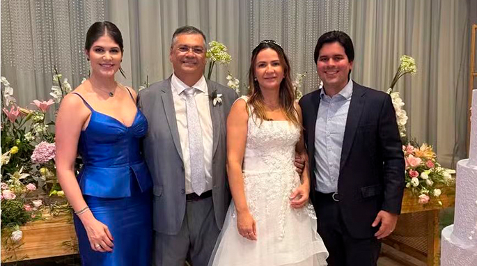 Dino se casa com ex-assessora no Maranhão e entra na festa ao som do hino do Botafogo