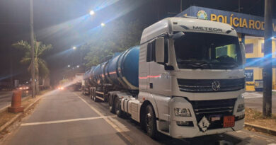 Fiscalização da PRF identifica documentos falsificados em veículo de transporte de produtos perigosos