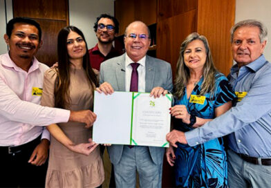 Auditoria Cidadã da Dívida entrega certificado de reconhecimento ao trabalho do deputado Hildo Rocha