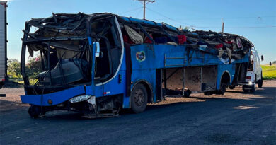 Seis pessoas morrem após ônibus que saiu do Maranhão tombar em SP; pneu estourou, diz PRF