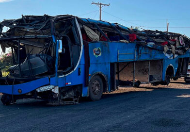 Seis pessoas morrem após ônibus que saiu do Maranhão tombar em SP; pneu estourou, diz PRF