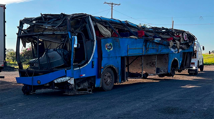Seis pessoas morrem após ônibus que saiu do Maranhão tombar em SP; pneu estourou, diz PRF