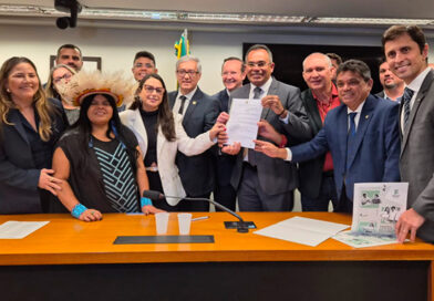 Reitor assina Ordens de Serviço para construção de 3 novos campi no Congresso Nacional