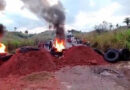Manifestantes bloqueiam trecho da BR-222, em Santa Luzia, e cobram nova pavimentação da estrada