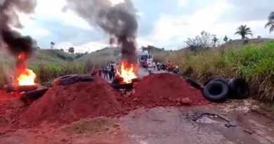 Manifestantes bloqueiam trecho da BR-222, em Santa Luzia, e cobram nova pavimentação da estrada