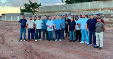 Hildo Rocha vistoria estádio inacabado em Buriticupu, cobra providências e critica gestão de João Carlos