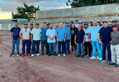 Hildo Rocha vistoria estádio inacabado em Buriticupu, cobra providências e critica gestão de João Carlos