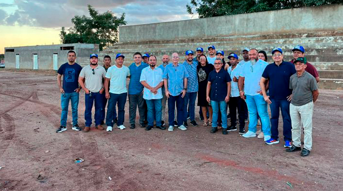 Hildo Rocha vistoria estádio inacabado em Buriticupu, cobra providências e critica gestão de João Carlos