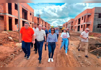 O condomínio habitacional, em construção na cidade de São Domingos, viabilizado pelo deputado federal Hildo Rocha, ficará pronto até o final deste ano